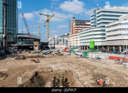 Utrecht, Pays-Bas - le 23 mars 2017 : chantier de construction près de la gare centrale d'Utrecht avec des grues, des bureaux et des travailleurs, aux Pays-Bas. Banque D'Images