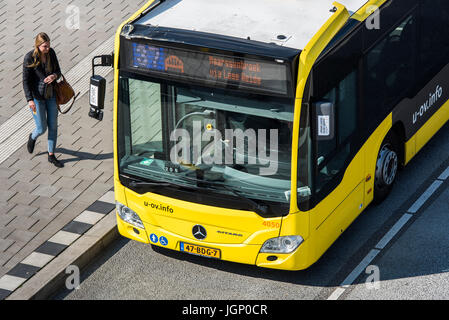 Utrecht, Pays-Bas - le 23 mars 2017 : station de bus avec des bus jaunes et les voyageurs à proximité de gare centrale d'Utrecht, aux Pays-Bas. Banque D'Images