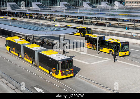 Utrecht, Pays-Bas - le 23 mars 2017 : station de bus avec des bus jaunes et les voyageurs à proximité de gare centrale d'Utrecht, aux Pays-Bas. Banque D'Images