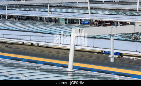 Utrecht, Pays-Bas - le 23 mars 2017 : Gare Utrecht Centraal de la NS avec toits en verre des plates-formes. Banque D'Images