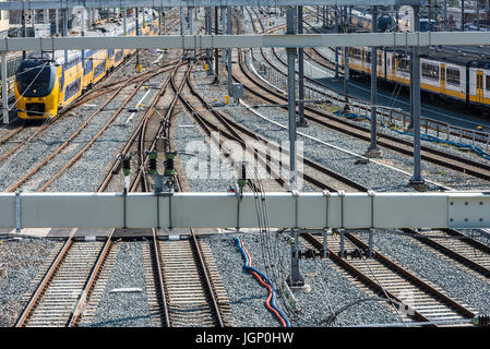 Utrecht, Pays-Bas - le 23 mars 2017 : gare avec des trains, jaune, shuntings cantenary et voies de chemin de fer. Banque D'Images