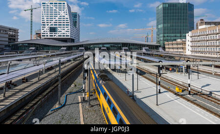 Utrecht, Pays-Bas - le 23 mars 2017 : Gare Utrecht Centraal de la NS avec verrières, plates-formes et les immeubles de bureaux (Stadskantoor) Banque D'Images