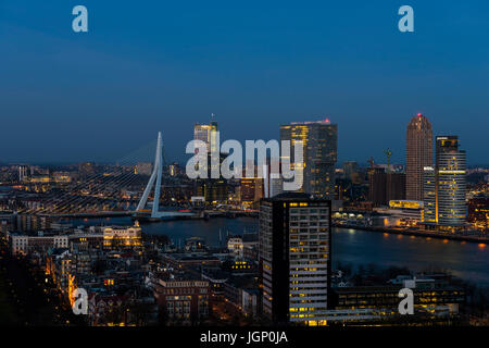 Prise de la tour Euromast à Rotterdam aux Pays-Bas avec le pont Erasmus, des bureaux, des gratte-ciel, rivière Nieuwe Maas et le centre ville. Banque D'Images