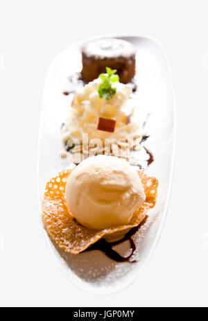 Crème glacée à la vanille avec du gâteau au chocolat sur fond blanc Banque D'Images
