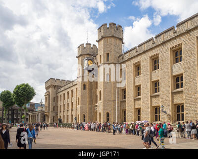 Tour de Londres, Londres, Angleterre, Royaume-Uni, été 2016 : [ les joyaux de la Couronne à la Tour de Londres, la ligne de personnes ] Banque D'Images