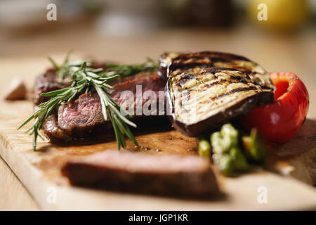 Morceau de faux-filet de boeuf aux légumes Banque D'Images