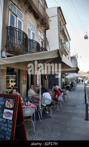 Cafés sur Sidewalkin Vila Nova de Gaia à Porto - Portugal Banque D'Images