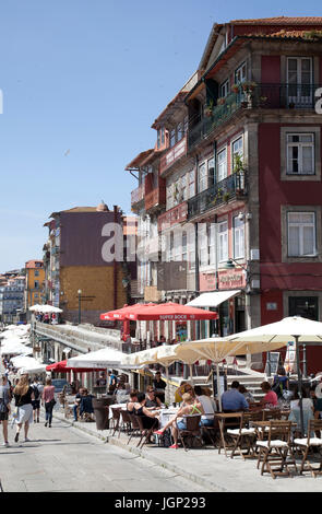 Restaurants le long de la promenade de la rivière Douro à Porto, Portugal Banque D'Images