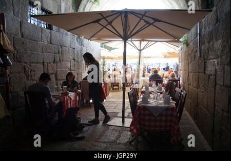 Restaurants à Arches par Douro Riverside à Porto - Portugal Banque D'Images