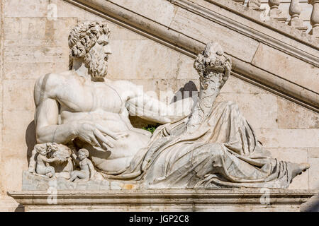 Ancienne statue couchée du Tibre Dieu, à partir de la colline du Capitole Square, Rome, Italie Banque D'Images