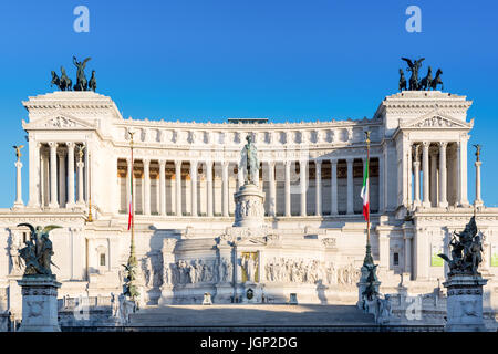 Drapeau Italien dérive en face de National Monument à Victor Emmanuel II, la Piazza di Venezia, Rome, Italie Banque D'Images