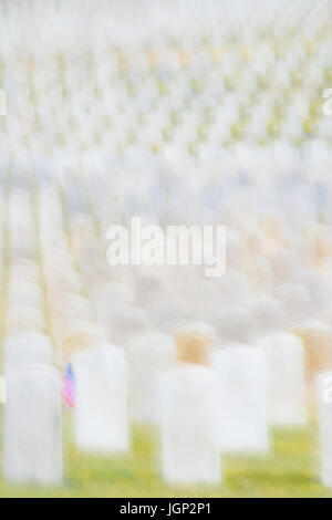 Abstract Image floue de pierres tombales en granit blanc et drapeau américain dans le cimetière militaire de la verticale Banque D'Images