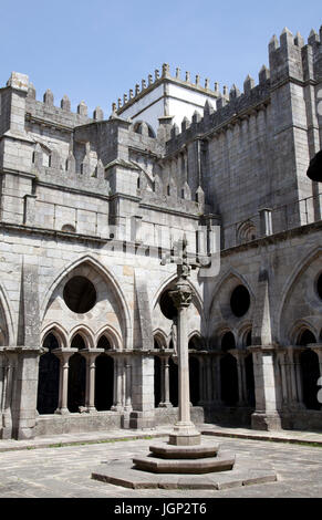 Cloître gothique et cour intérieure à Sé Cathderal à Porto - Portugal Banque D'Images