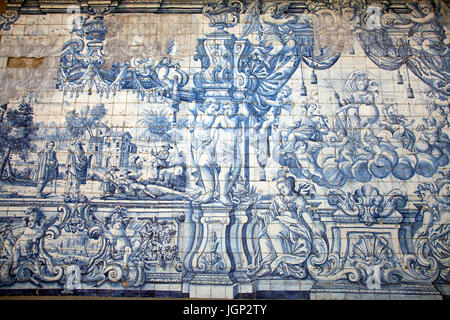 Carrelage traditionnel bleu sur terrasse au cloître gothique à Sé Cathderal à Porto - Portugal Banque D'Images