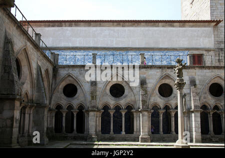 Cour intérieure et terrasse au cloître gothique à Sé Cathderal à Porto - Portugal Banque D'Images