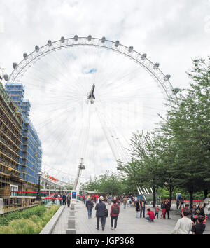 Roue du millénaire aka London Eye au-dessus de la rivière, la ville de Londres, Royaume-Uni Banque D'Images