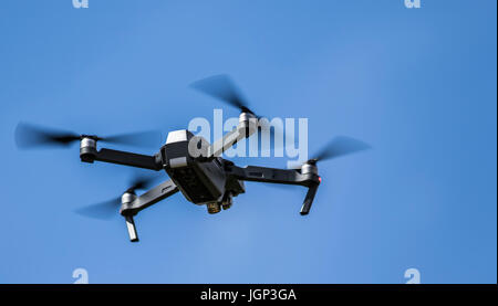 SWINDON, Royaume-Uni - Juillet 9, 2017 : Drone en vol sur un fond de ciel bleu Banque D'Images