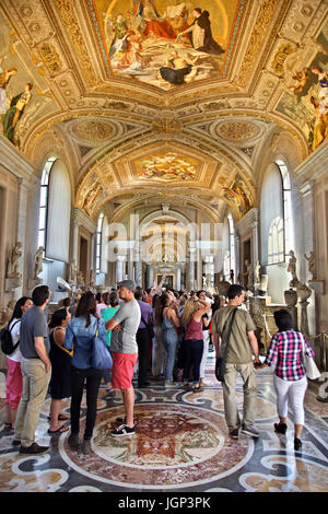 Dans la Galleria dei Candelabri, des musées du Vatican, Vatican. Banque D'Images