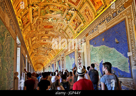 Dans la Galerie de cartes (Galleria delle Carte Ville) des Musées du Vatican, Cité du Vatican Banque D'Images