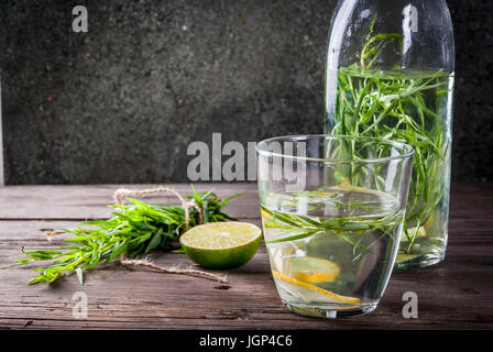 Rafraîchissement d'été les boissons de régime. Detox infusée dans différentes eaux bouteilles verres nd avec le romarin, la chaux et les myrtilles, citron et estragon, blackber Banque D'Images