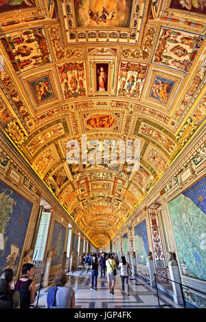 Dans la Galerie de cartes (Galleria delle Carte Ville) des Musées du Vatican, Cité du Vatican Banque D'Images