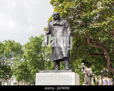 Statue de Winston Churchil, Londres, Angleterre, Royaume-Uni, les Maisons du Parlement à Westminster Banque D'Images