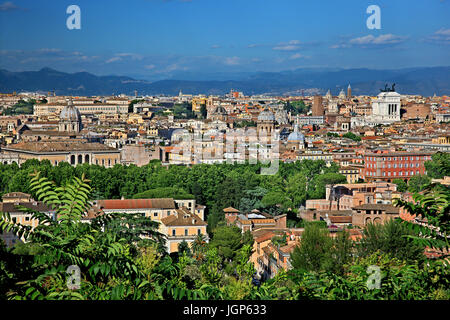 Vue de Rome à partir de la colline du Janicule. Le bâtiment blanc qui ressort est la "Vittoriano", également connu sous le nom de 'Altare della Patria'. Banque D'Images