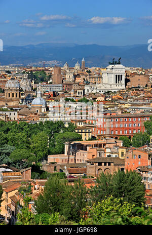 Vue de Rome à partir de la colline du Janicule. Le bâtiment blanc qui ressort est la "Vittoriano", également connu sous le nom de 'Altare della Patria'. Banque D'Images