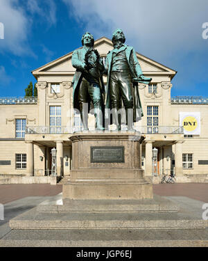 Goethe-Schiller-monument situé en face de l'théâtre national allemand, Weimar, Thuringe, Allemagne Banque D'Images