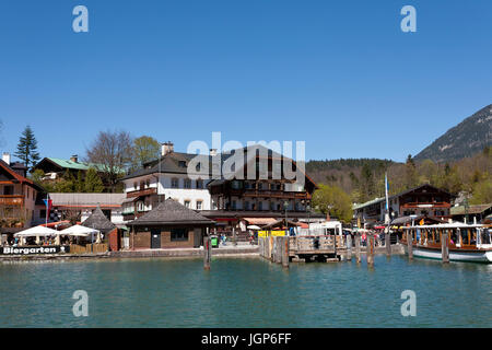 Embarcadère avec hôtel Schiffmeister, Schönau sur le Königssee, Berchtesgaden, en Bavière, Allemagne Banque D'Images