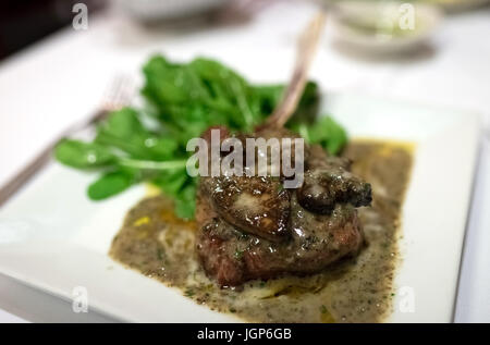 Steak de veau avec foie gras de canard poêlé avec sauce aux truffes et roquette sauvage Banque D'Images