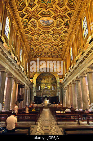 Vue intérieure de la basilique Santa Maria in Trastevere, Rome, Italie. Banque D'Images