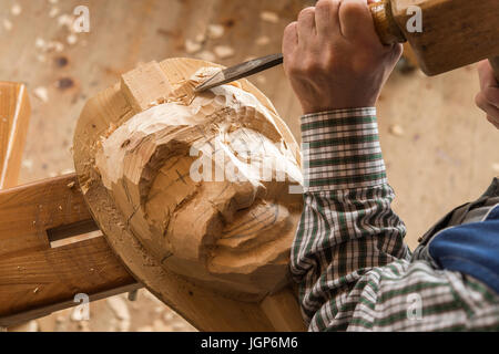 Sculpter le visage d'un masque en bois en bloc en bois à l'aide d'outils de sculpture sur bois masque de bois, carver, Bad Aussee, Styrie, Autriche Banque D'Images