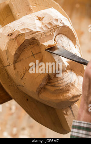 Sculpter le visage d'un masque en bois en bloc en bois à l'aide d'outils de sculpture sur bois masque de bois, carver, Bad Aussee, Styrie, Autriche Banque D'Images