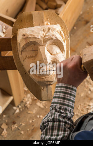 Sculpter la bouche d'un masque de bois à l'aide d'outils de sculpture sur bois masque de bois, carver, Bad Aussee, Styrie, Autriche Banque D'Images