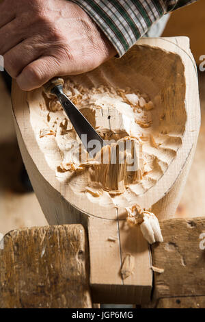 L'arrière de la sculpture en bois d'un masque à l'aide d'outils de sculpture sur bois masque de bois, carver, Bad Aussee, Styrie, Autriche Banque D'Images