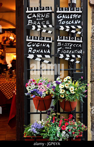 À l'entrée d'un restaurant à Trastevere, Rome, Italie Banque D'Images