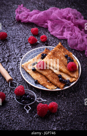 Pancakes aux myrtilles et framboises. Selective focus Banque D'Images