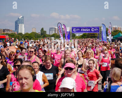 La foule du début d'une course de bienfaisance, la course pour la vie en Southsea Portsmouth Banque D'Images