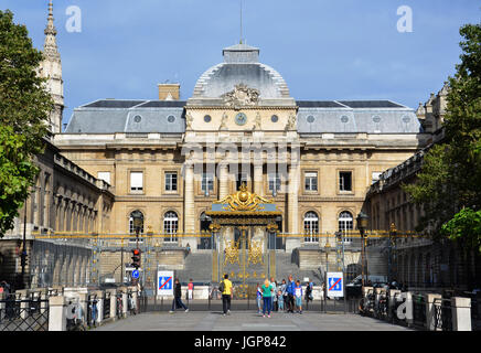 PARIS - 7 août : Le Palais de Justice de Paris, la France s'affiche sur le 7 août 2016. Dans le passé, il a servi de résidence de certains des rois de Fran Banque D'Images