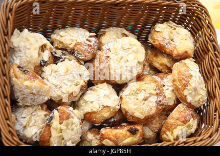 Un panier en osier rempli de Chouquettes qui est une pâte feuilletée à base d'amandes, chocolat et sucre de remplissage Banque D'Images