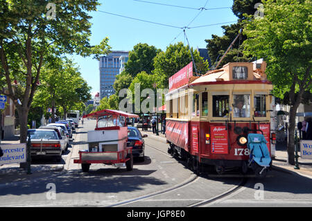 Un tramway Christchurch ramasse les touristes sur Worcester Boulevard à l'extérieur du Centre des arts pour une visite guidée de la ville.11 Décembre 2010. Banque D'Images