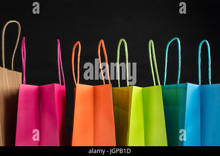 Close up of colorful shopping bags alignés Banque D'Images