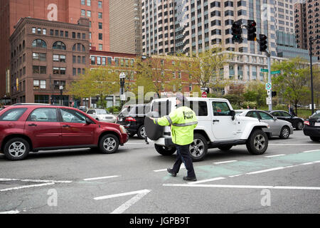 Agent de police de Boston, diriger la circulation en centre ville, occupé à congress street et atlantic avenue junction Boston USA Banque D'Images