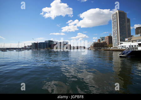 Vue sur boston waterfront harbor notamment Harbour Towers et fan pier Boston USA Banque D'Images