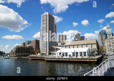 Vue sur le port l'aquarium de Boston waterfront notamment Harbour Towers et Rowes Wharf Boston USA Banque D'Images