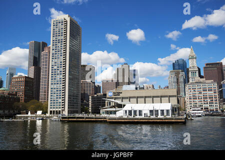 Vue sur le port l'aquarium de Boston waterfront notamment Harbour Towers et Rowes Wharf Boston USA Banque D'Images