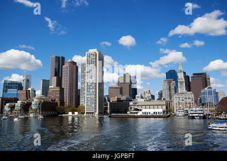 Vue sur le port l'aquarium de Boston waterfront notamment Harbour Towers district de custom house et Rowes Wharf Boston USA Banque D'Images