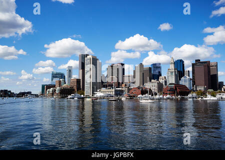 Vue sur le port l'aquarium de Boston waterfront notamment Harbour Towers et Rowes Wharf Boston USA Banque D'Images