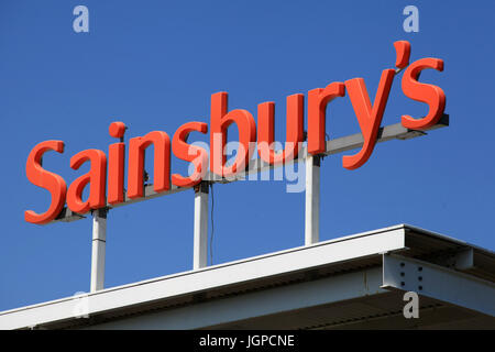 Chelmsford, Essex - 26 juin 2017, Sainsburys signe au-dessus de la station d'essence Banque D'Images